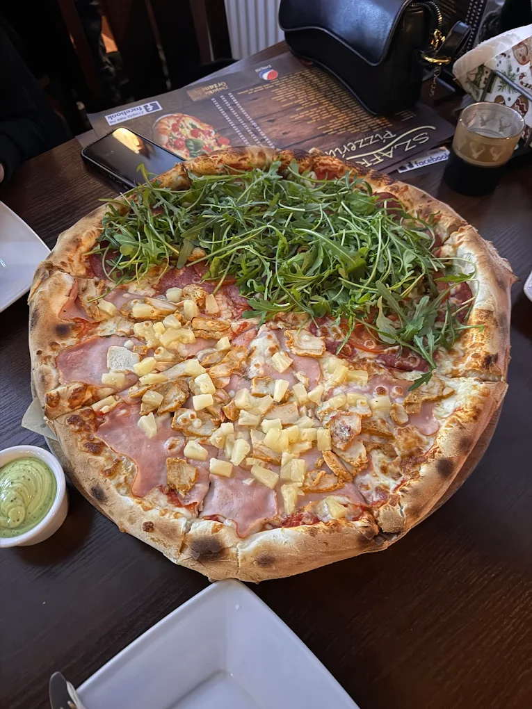 Pizza z rukolą na desce