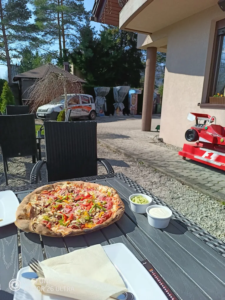 Pizza na ciemnym talerzu