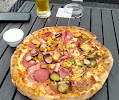 Pizza podana przy stole
